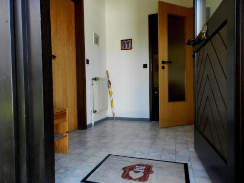 a hallway with a door and a rug on the floor at Ferienhaus Robinson Romantikpfad 162 in Waldbrunn