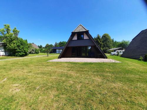 een klein driehoekig gebouw in een grasveld bij Ferienhaus Winnetou Sonnenkreisel 145 in Waldbrunn