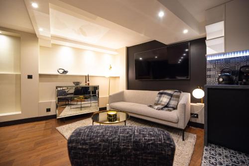 un salon avec un canapé et une table dans l'établissement Lovely Home - LOUVRE MUSEUM, à Paris
