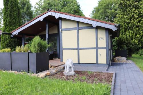 un petit hangar avec une statue devant lui dans l'établissement Ferienhaus Robinson Paradiesecke 174, à Waldbrunn