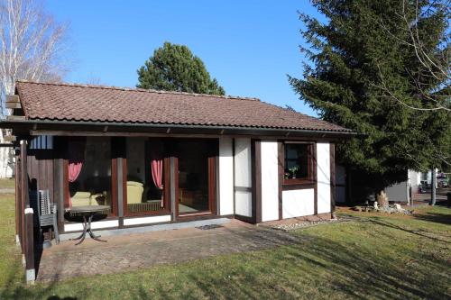 ein kleines Haus mit einem Dach auf einem Hof in der Unterkunft Ferienhaus Scout Paradiesecke 179 in Waldbrunn