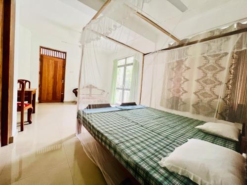 Un pat sau paturi într-o cameră la Silence House - Tangalle