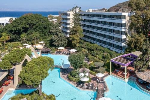 eine Luftansicht eines Resorts mit Pool in der Unterkunft Dionysos Hotel in Ixia