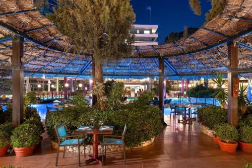 Bazén v ubytování Dionysos Hotel nebo v jeho okolí