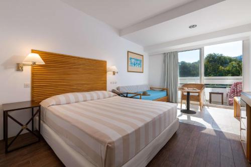Postel nebo postele na pokoji v ubytování Dionysos Hotel