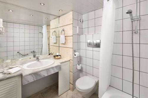 Koupelna v ubytování Dionysos Hotel