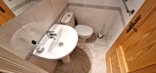 uma casa de banho com um lavatório branco e um WC. em Los Ranchos, B-3 em Benidorm