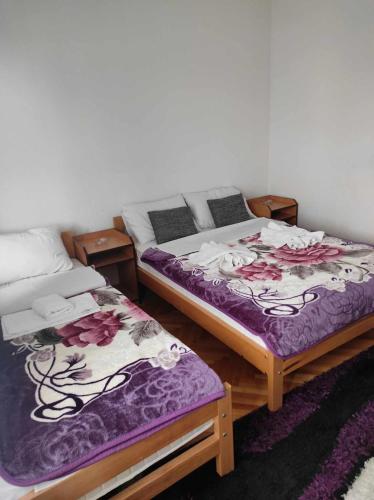 two beds sitting next to each other in a room at Motel BI in Bijeljina