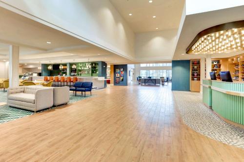 a lobby of a hospital with a waiting room at Sonesta Select San Francisco Airport Oyster Point Waterfront in South San Francisco
