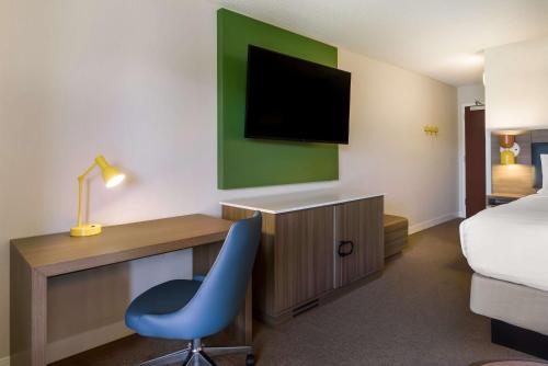 a hotel room with a desk with a chair and a tv at Sonesta Select San Francisco Airport Oyster Point Waterfront in South San Francisco
