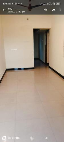 Habitación vacía con suelo blanco y pasillo en Hotel Tulip towers near SNS engineering college, en Coimbatore