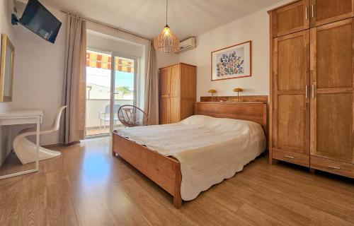 um quarto com uma cama, uma secretária e uma janela em Viviana Brown em Novigrad