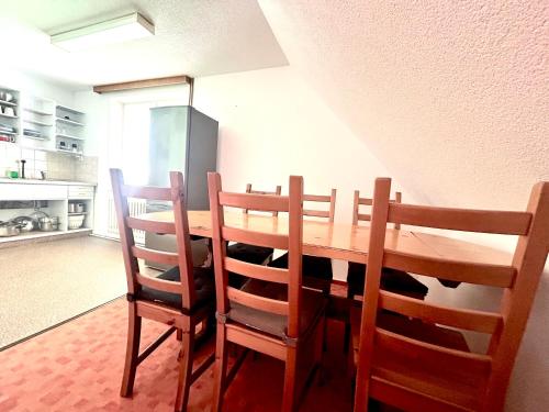 uma mesa de jantar e cadeiras numa cozinha em Apartmama Lipová em Lipova Lazne
