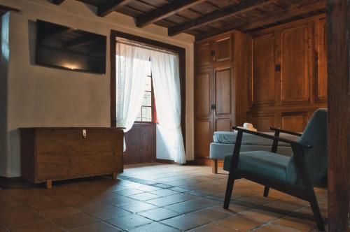 a living room with a chair and a window at Casa Emblemática Isabel in Santa Cruz de la Palma