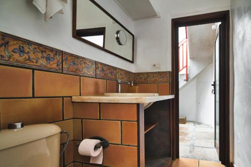 a bathroom with a sink and a mirror on the wall at Casa Emblemática Isabel in Santa Cruz de la Palma