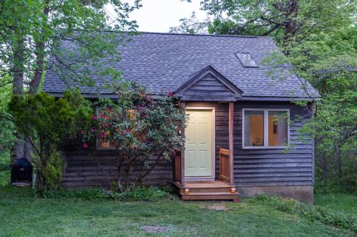 a small house with a door in a yard at Love Ridge Mountain Lodging in Lyndhurst