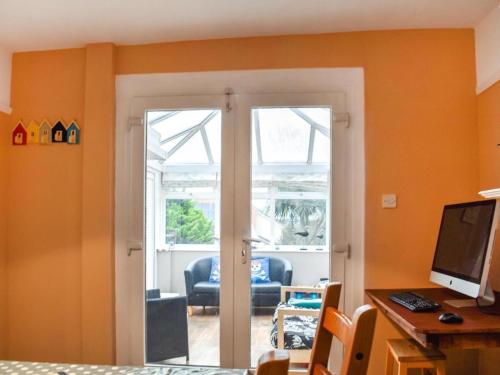 um quarto com uma porta aberta para uma sala de estar em Seastones em Southwold