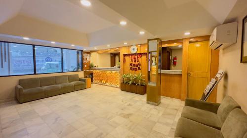 Lobby o reception area sa Hotel Ashrafee & Restaurant