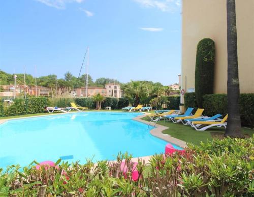 Бассейн в PCOGASTO - Golfe de St-Tropez - Appartement dans résidence avec piscine avec vue sur marina или поблизости