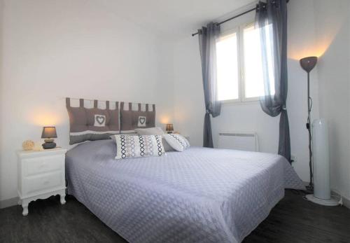 Кровать или кровати в номере PCOGASTO - Golfe de St-Tropez - Appartement dans résidence avec piscine avec vue sur marina