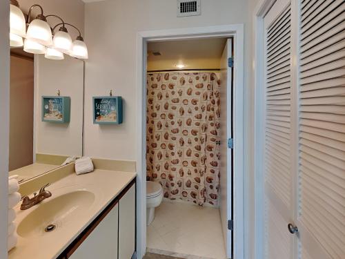 y baño con lavabo y aseo. en Tristan Towers 8c, en Pensacola Beach