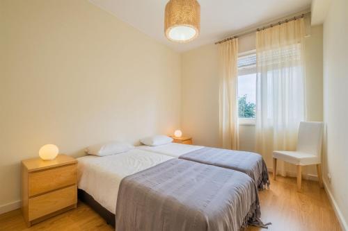 um quarto com 2 camas e uma janela em 53 Urban Place em Ponta Delgada