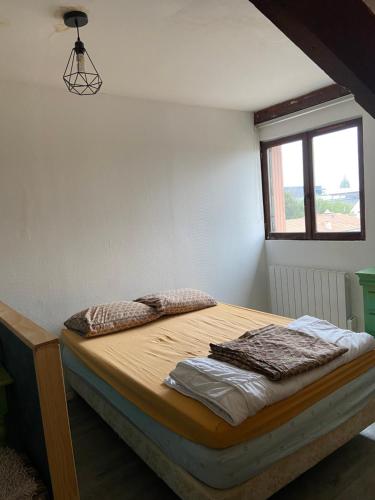 um quarto com uma cama num quarto com uma janela em Résidence Condorcet proche de l'aéroport d'Orly em Athis-Mons