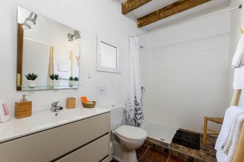 een witte badkamer met een toilet en een wastafel bij Agroturismo El Limonar 2, YourHouse in Inca