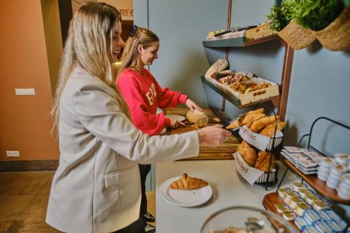 two women are standing at a counter preparing food at Hotel Halbert in Groningen