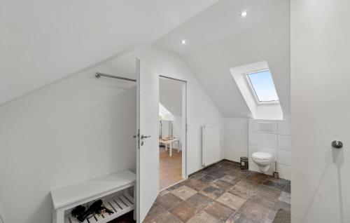 ein weißes Bad mit einem WC und einem Fenster in der Unterkunft Ferienwohnung Luke in Loxstedt
