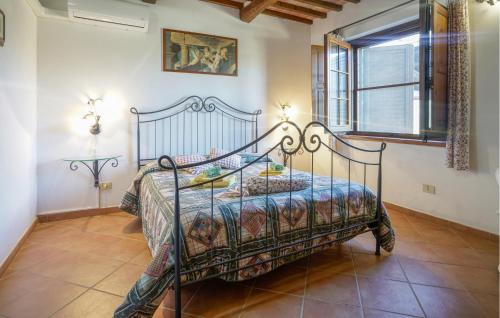 ein Schlafzimmer mit einem Bett in einem Zimmer mit einem Fenster in der Unterkunft Amazing Apartment In Sovana With House A Panoramic View in Sovana