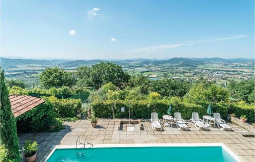 una piscina con un grupo de sillas y una mesa en 1 Bedroom Beautiful Home In Magione, en Magione