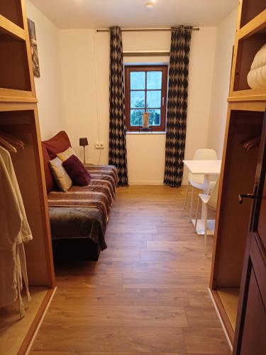 Érezée的住宿－B&B Madoli，带沙发和窗户的客厅
