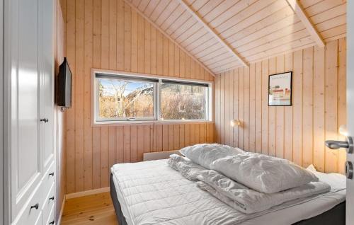 HumbleにあるAwesome Home In Humble With 4 Bedrooms, Sauna And Wifiの窓付きの部屋にベッド付きのベッドルーム1室があります。
