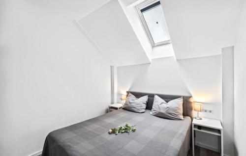 a bedroom with a bed with flowers on it at Ferienwohnung Matilda in Loxstedt
