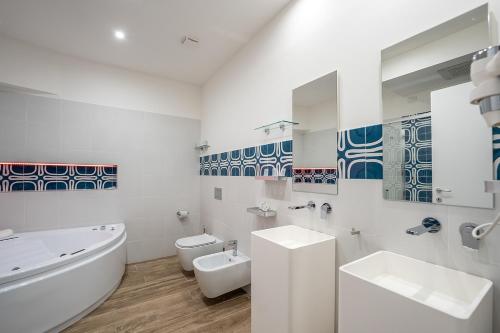 Koupelna v ubytování GreRos H. Rooms Napoli Centro by Clapa Group Dislocated Hospitality