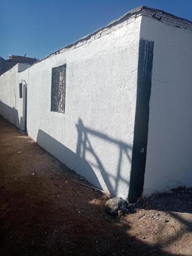 達哈布的住宿－بيت مازن，一座白色的建筑,有门的影子