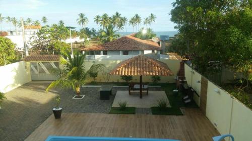 an aerial view of a house with an umbrella at Casa para Carnaval coruripe c/ piscina perto da praia in Coruripe