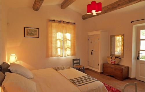 Un dormitorio con una cama grande y una ventana en Le Mas Des Coquelicots, en Paradou