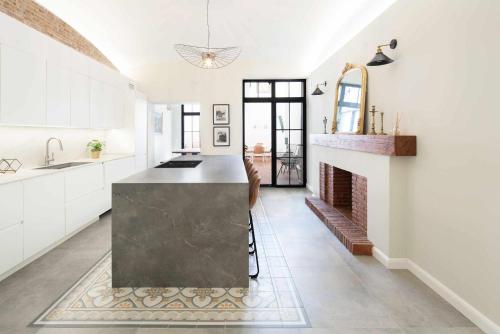 uma cozinha com um balcão preto e uma lareira em Casa de Playa Ideal para familias em Arenys de Mar