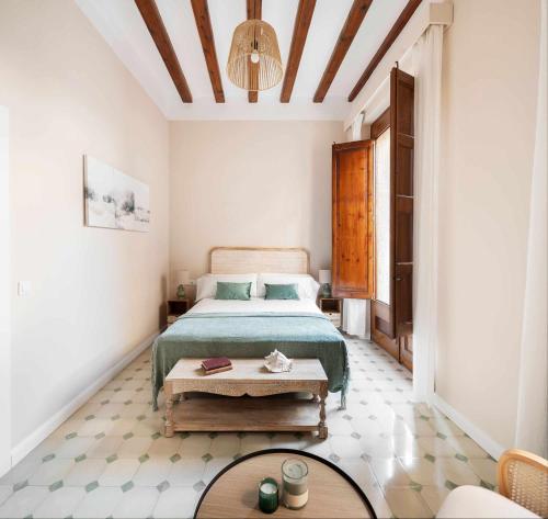 um quarto com uma cama e uma mesa em Casa de Playa Ideal para familias em Arenys de Mar