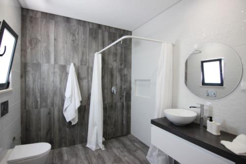 a white bathroom with a sink and a mirror at Villa Goncinha - Piscina in Loulé