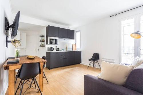 un salon avec un canapé et une table dans l'établissement Lemoine/Reaumur 1: Cosy Appartement 4P-1BR, à Paris