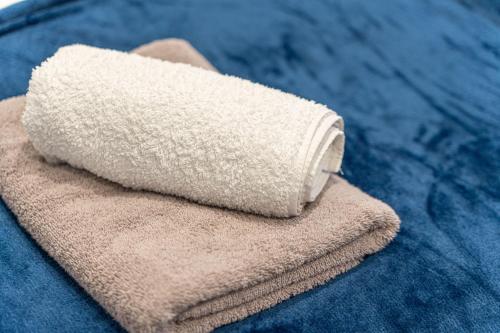 a white towel sitting on top of a blue blanket at Stylish Free Parking Spacious Leisure Contractor in Walsgrave on Sowe