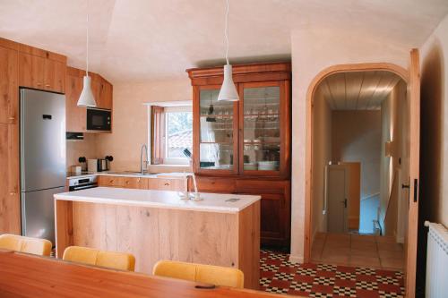 eine Küche mit einer Insel in der Mitte eines Raumes in der Unterkunft Just Like Home - Casa da Raposa in Caminha