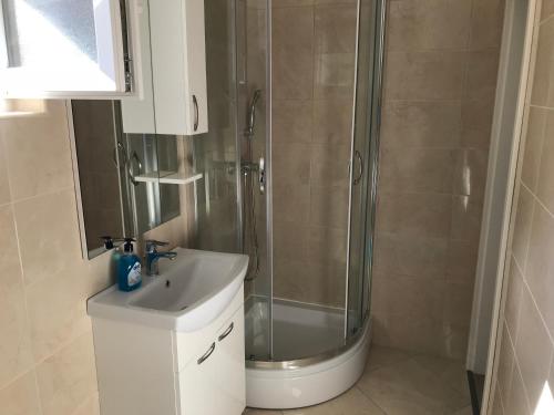 La salle de bains est pourvue d'une douche, d'un lavabo et de toilettes. dans l'établissement Summer rooms Baška 2, à Baška