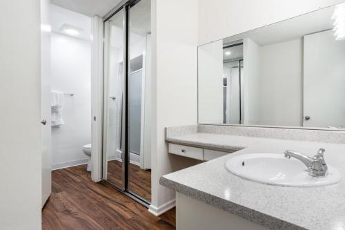 Bilik mandi di Culver City 2BR w Gym Pool nr shops LAX-329
