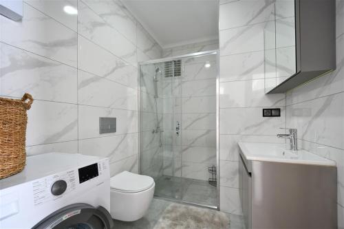 een badkamer met een douche, een toilet en een wastafel bij Nova 1 room in Alanya