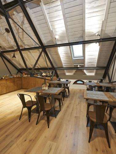 a large room with wooden tables and chairs at Hotel Parada Puigcerda in Puigcerdà