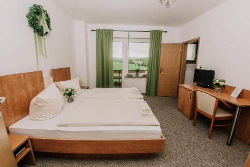 Zimmer mit 2 Betten, einem Schreibtisch und einem Computer in der Unterkunft Landhaus Kopenhagen in Kalletal